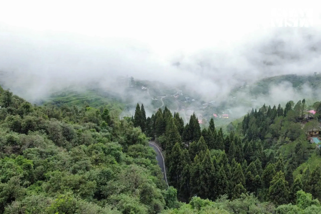 3BHK Villa w Vast Valley View l Hillside Hideaway by Roamhome