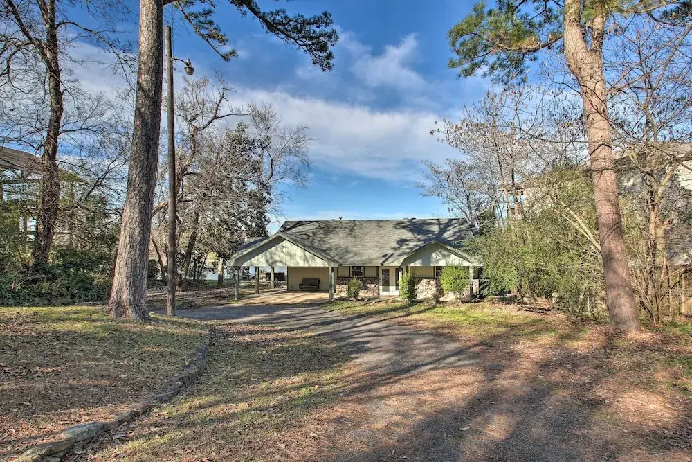 Waterfront Getaway w/ Dock on Lake Hamilton!