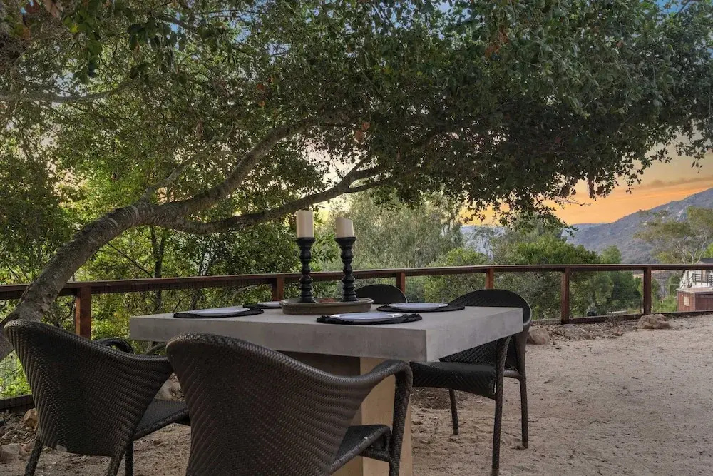 Sleeps 10, Luxe 2 Homes Malibu Hills Retreat Cielo Estate by Avantstay