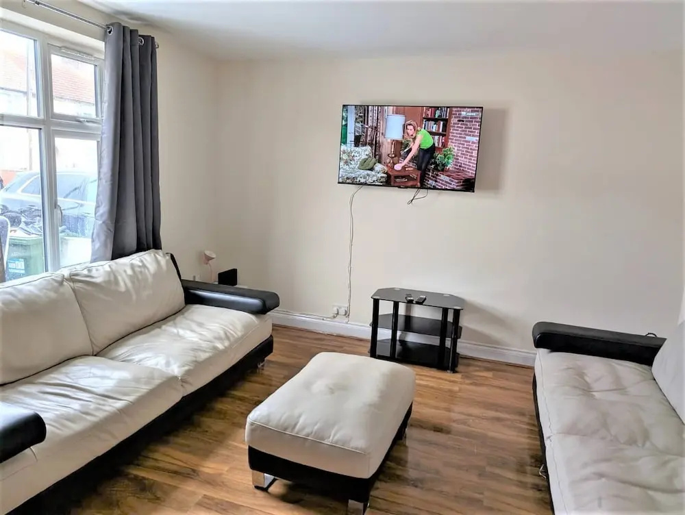 Large & Cozy 5-bed House in a Quiet Dagenham Area