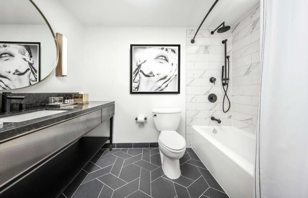 C. Baldwin, Curio Collection by Hilton - Chambres