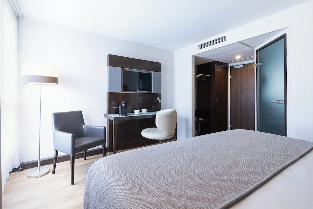Comfort room (full double bed and twin beds)