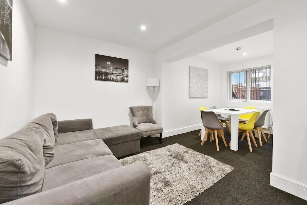 Rochfords Serviced House with 5 Bedrooms