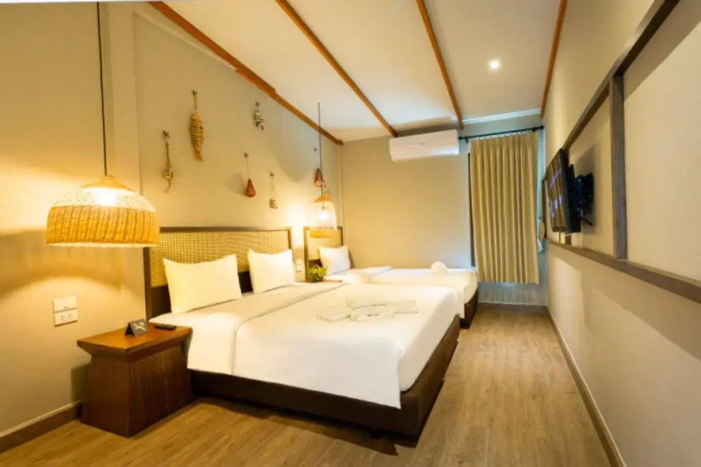 Deluxe Triple room with pool view