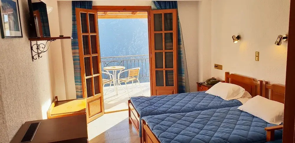 Standard Quadruple room with city view