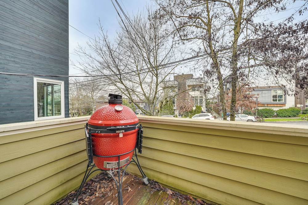 2 Mi to Matches at Lumen Field! Seattle Townhome