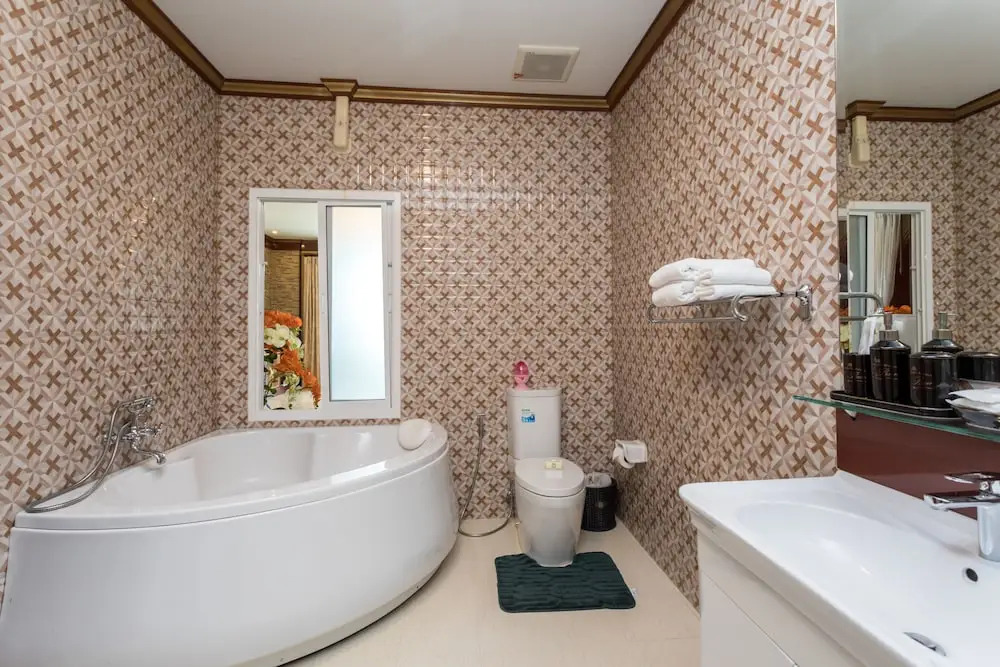 Одноместный люкс с видом на бассейн в Erawan Hotel