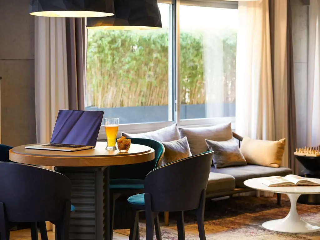 Relais de Lyon by Malone