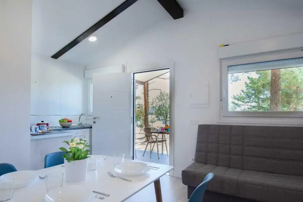 2 Bedrooms Bungalow