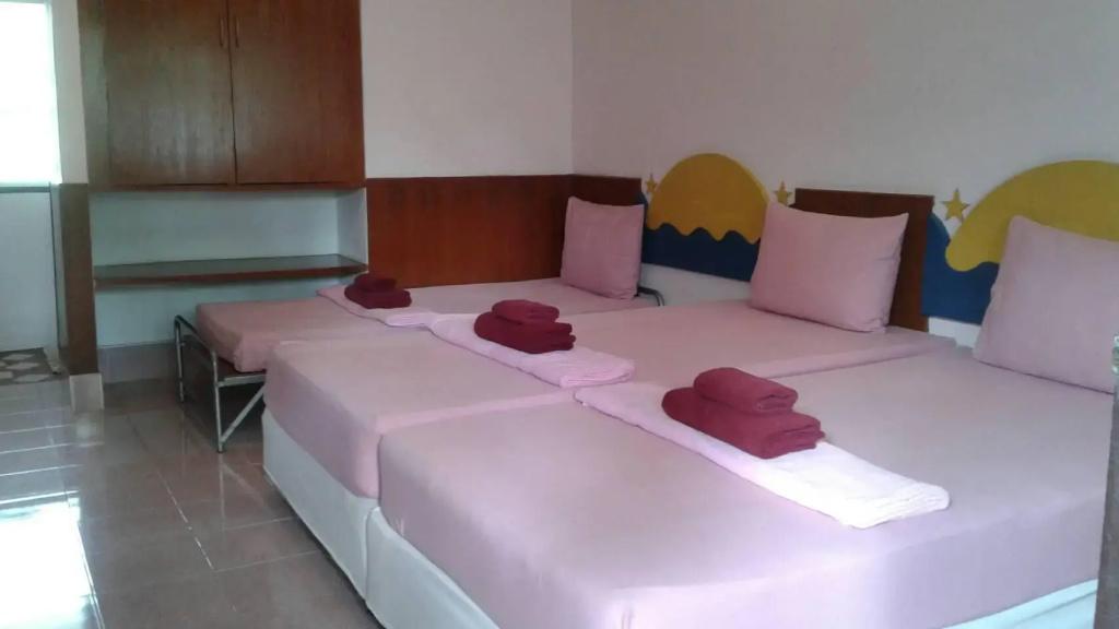 Standard Triple room