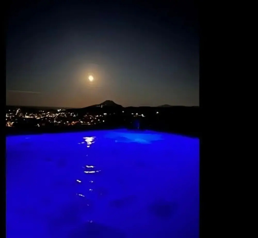 "free Mini Pool Jacuzzi Airport House"