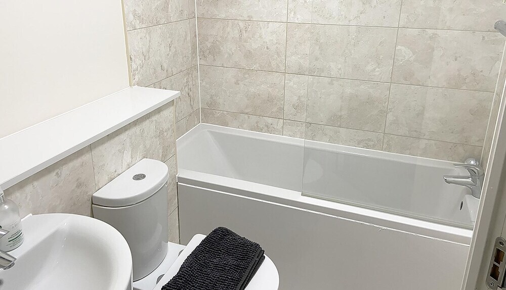 Отель Continental Apartments - 2-bed Farnborough Central, фото 5