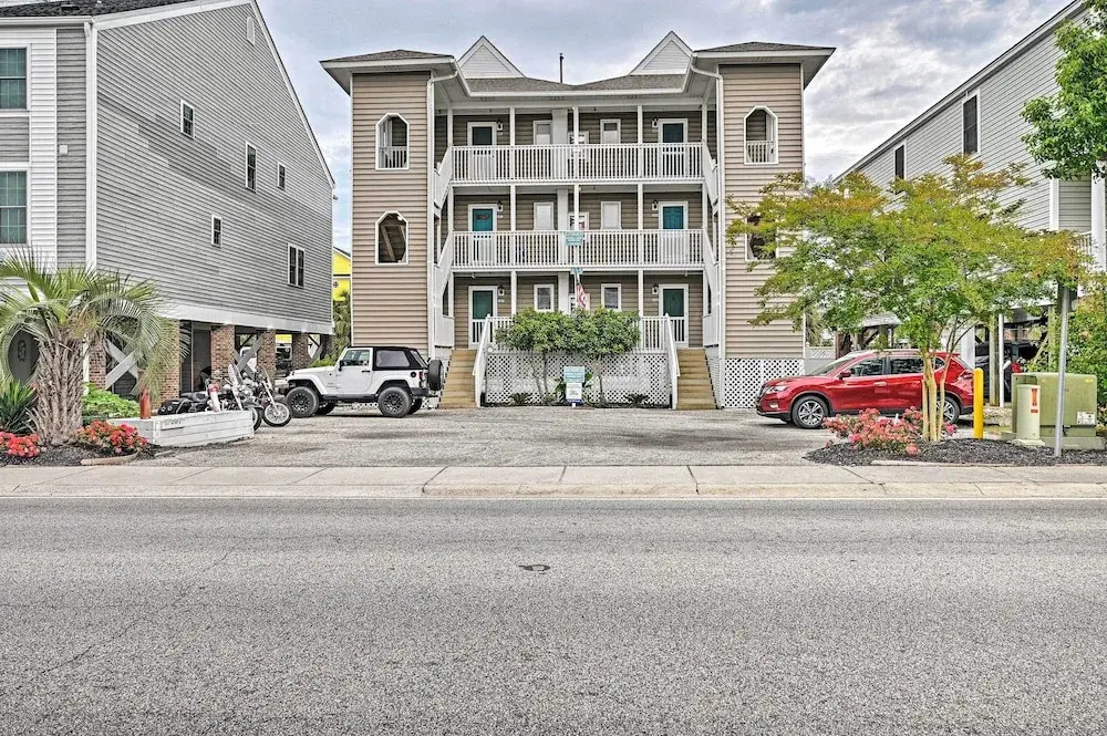 Couples Retreat w/ Balcony in Surfside Beach!