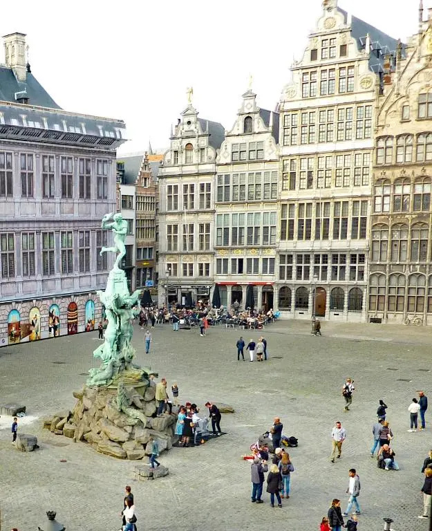 Antwerp old town triplex apartment