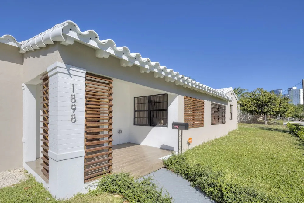 2BR 2BA Miami House by JOS17