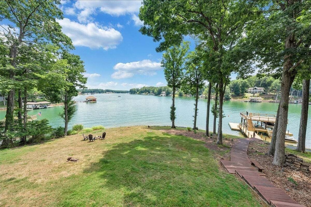 Pappy's Place - Lakefront Home With Private Dock