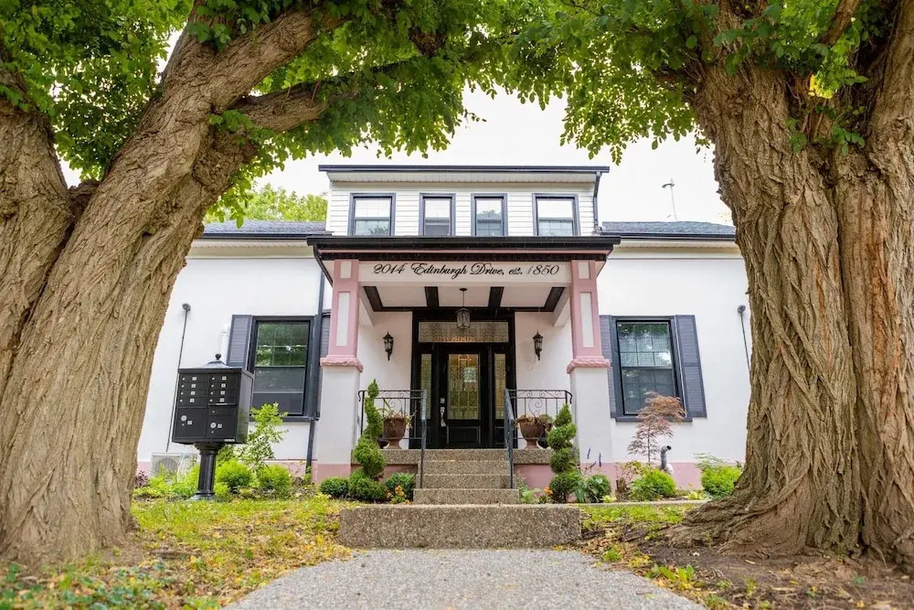 Fully Private 3 Bdrm Suite - The Winchester