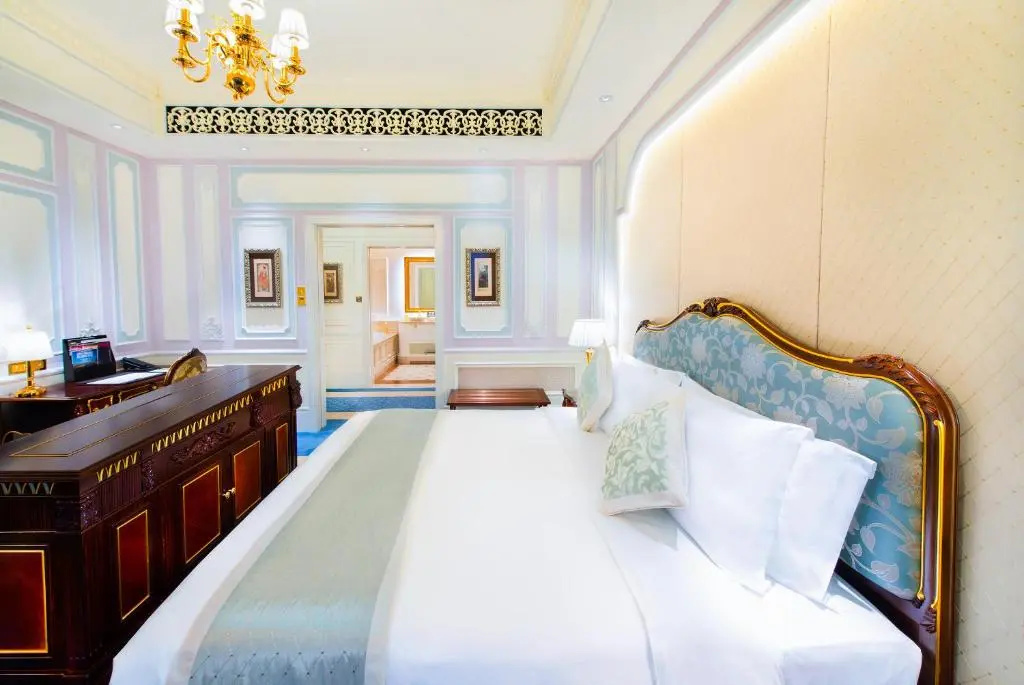 Suite with city view