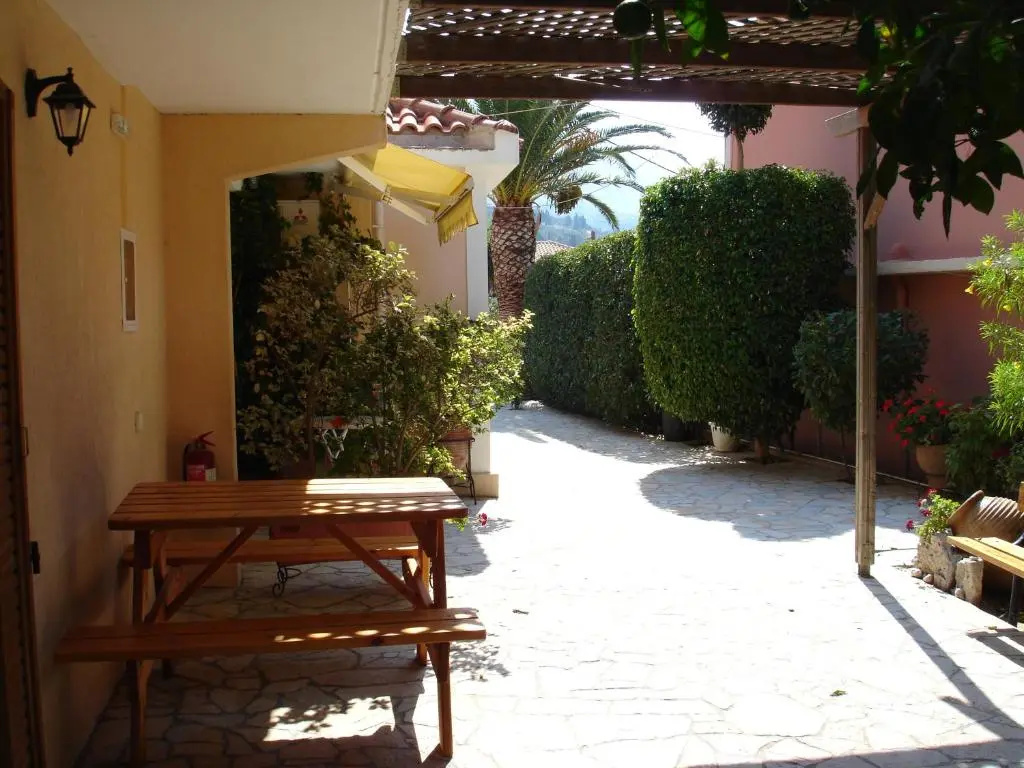 Standard Triple room with garden view