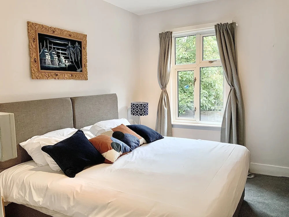 BookedUK - Large Cosy Cottage