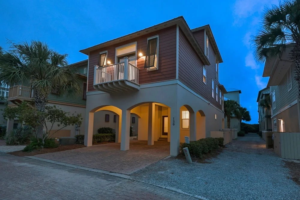 Beach House w Private Pool Near Shops Dining