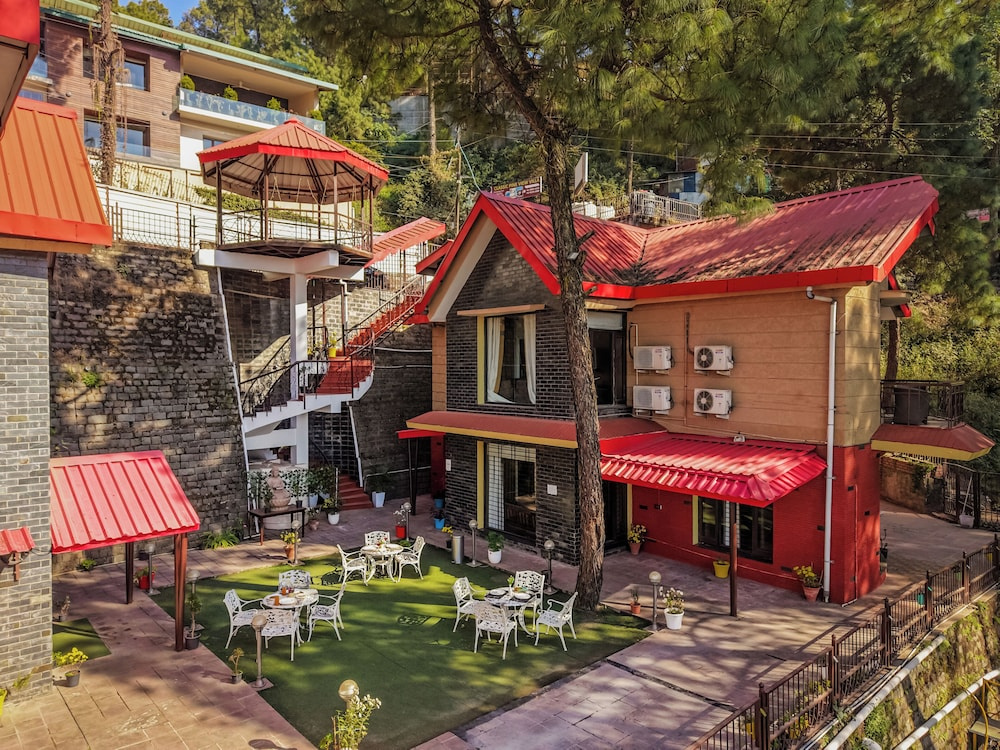 Alaya Stays 3BHK Golden Meadow Villa