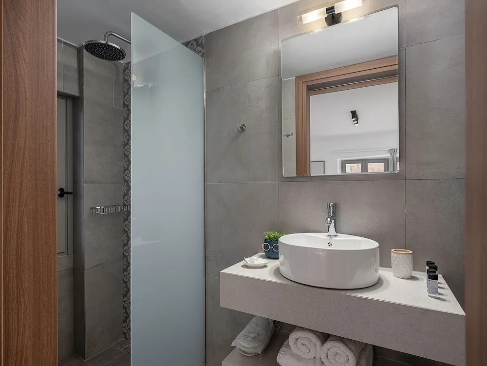 Standard Double room with courtyard view (full double bed)