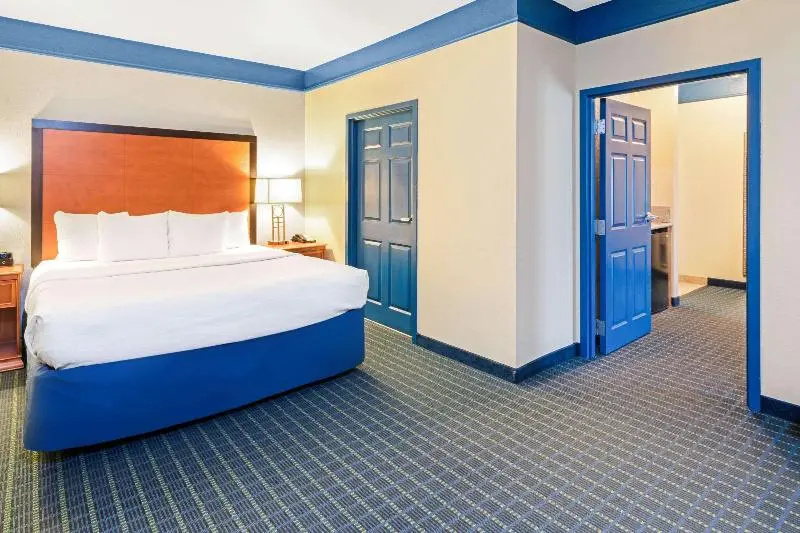 La Quinta Inn & Suites by Wyndham Shawnee - Chambres