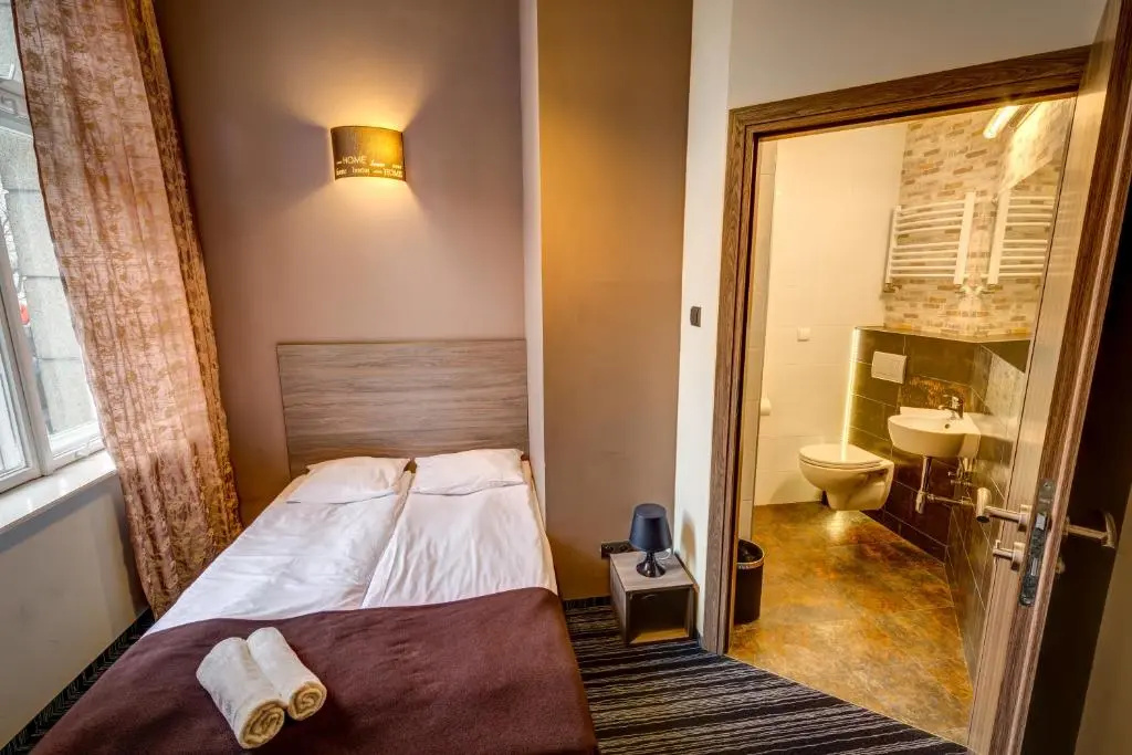 Double room (full double bed)