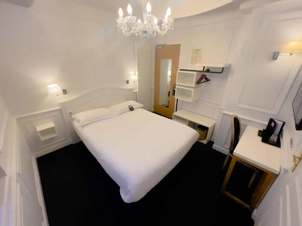 Classic Double room (full double bed)