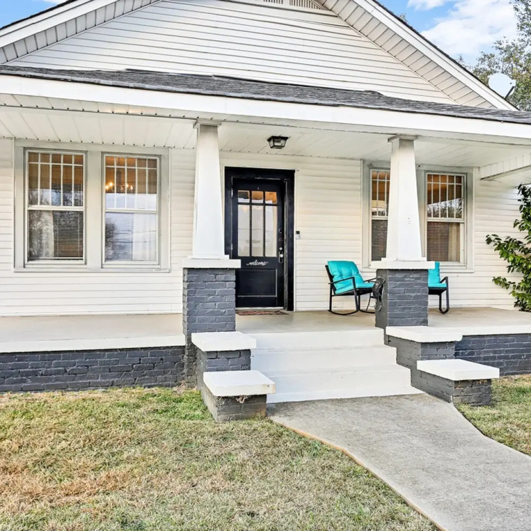 Picturesque Home 1 mi to DT Green Cleaned