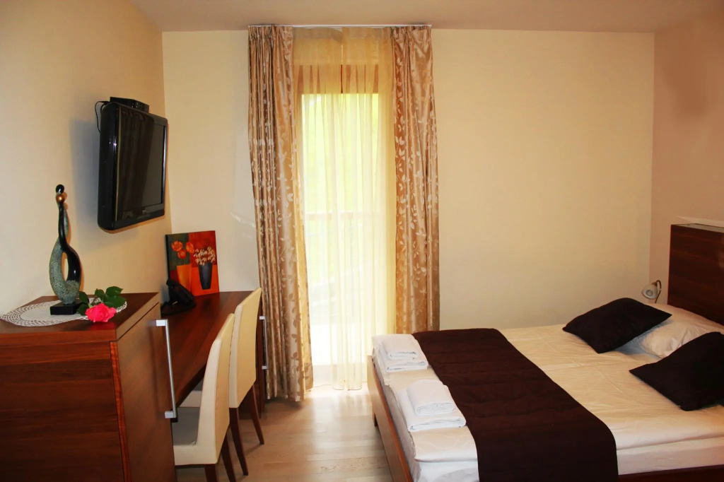 Standard Double room with balcony (full double bed)