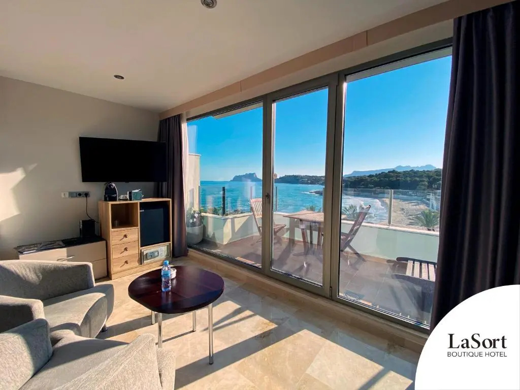 Deluxe Double room with balcony and with sea view (full double bed)