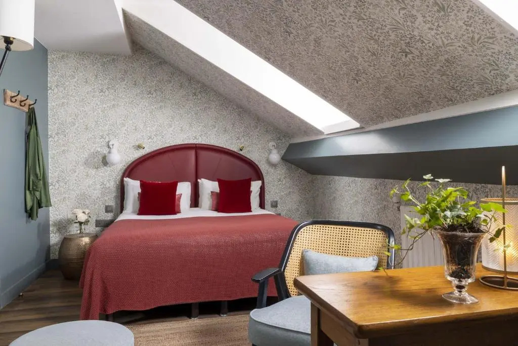 Deluxe Double room (full double bed)