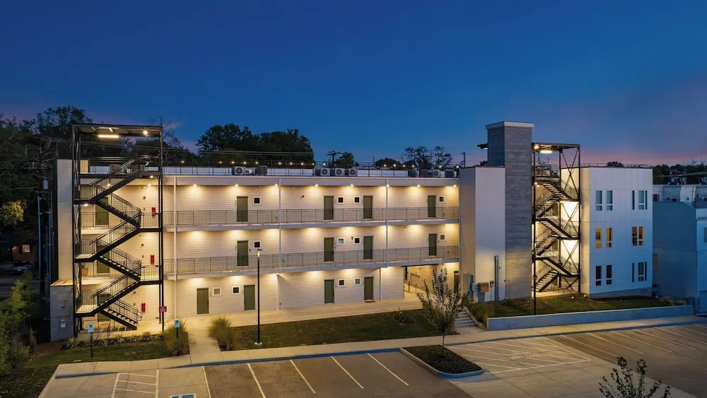 Cosmic Cowgirl by Avantstay Pink Western-themed Condo + Rooftop Lounge + Near Downtown Nashville