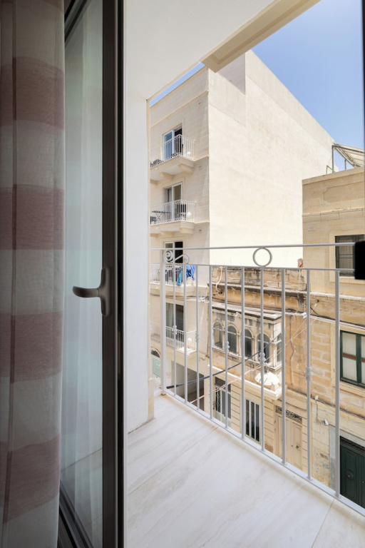Edka Suites - Modern Sunlit 2BD Apartments with Balconies - Close to Sliema Promenade, St Julian's & St Georges Bay