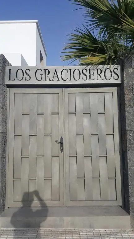 Los Gracioseros Apt 207