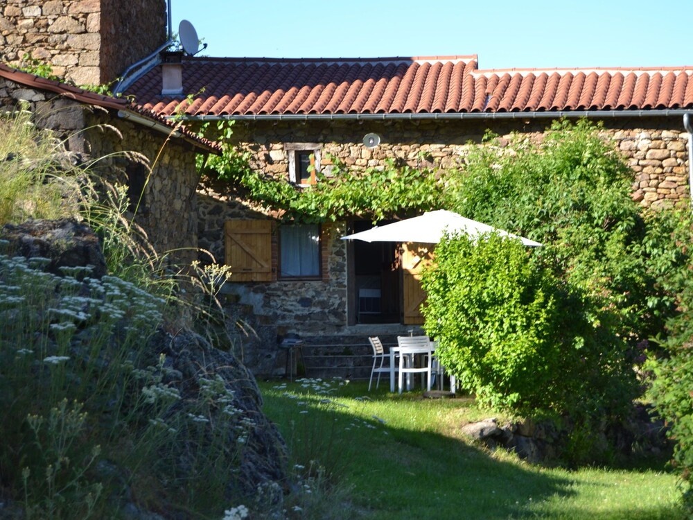 Quaint Holiday Home in Villeneuve-d'Allier with Terrace