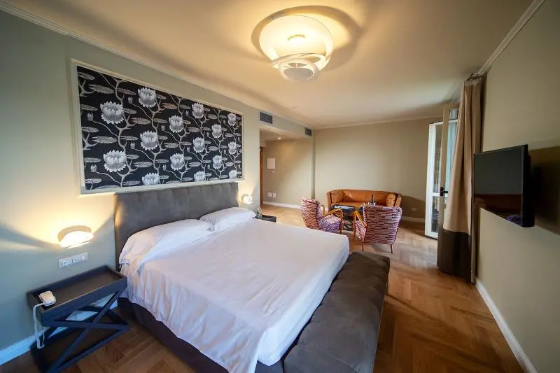Standard Double room with lake view (full double bed)
