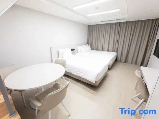 Deluxe Double Family Duplex room with partial ocean view (twin beds)