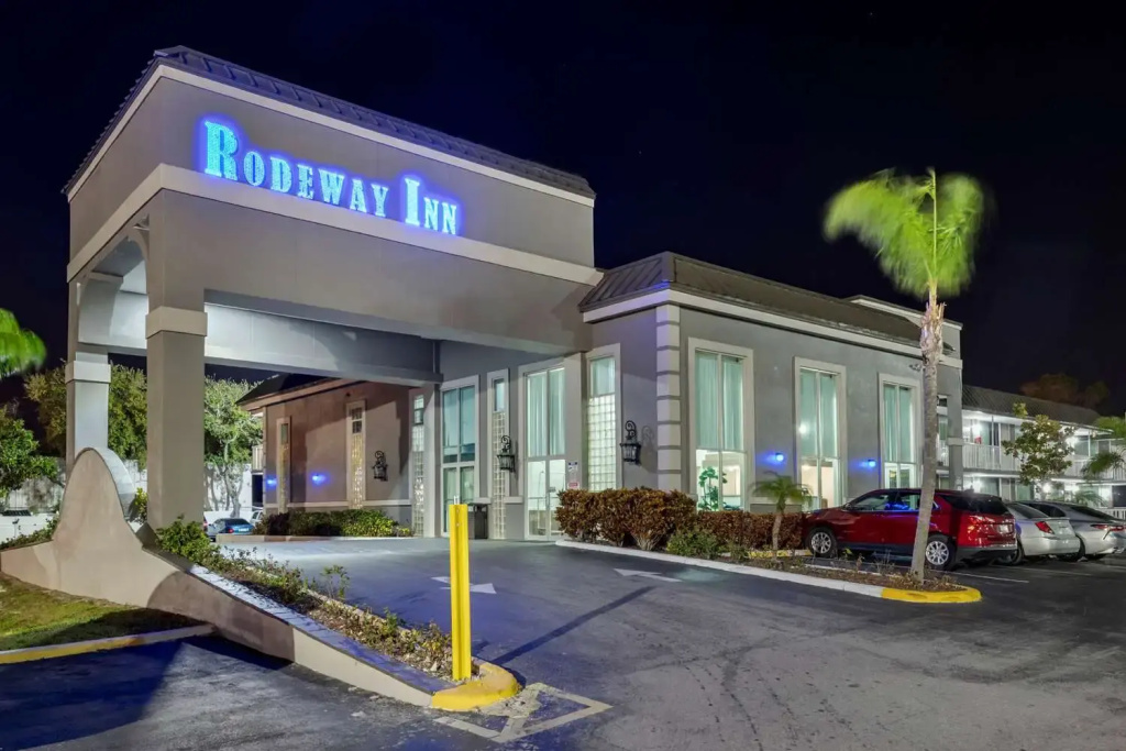 Econo Lodge Inn & Suites