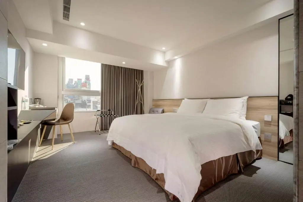Standard Double room with city view (full double bed)