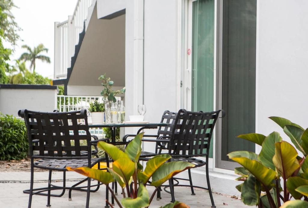 Lovely apartment on the canal with a pool