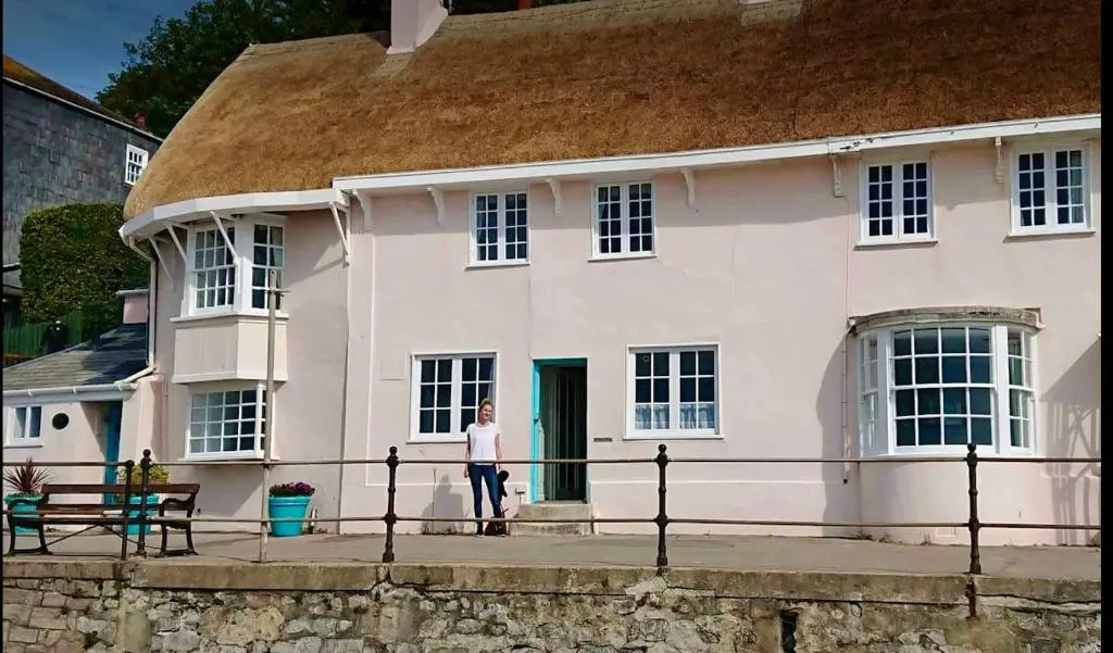 Benwick Cottage - Beachfront Thatched Cottage set on the marine parade with absolutely spectacular Sea views! Sleeps 4