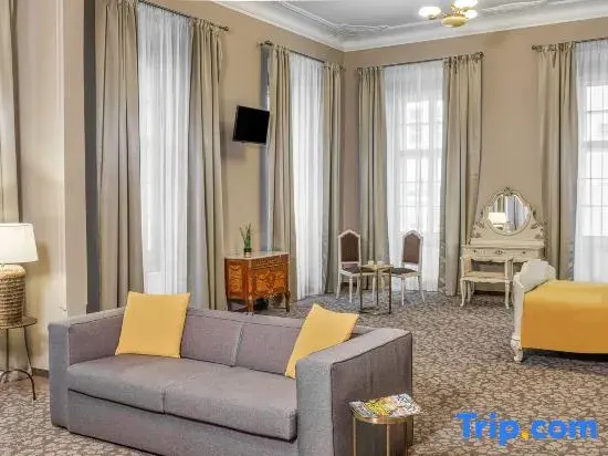 Superior Double room with city view (full double bed)