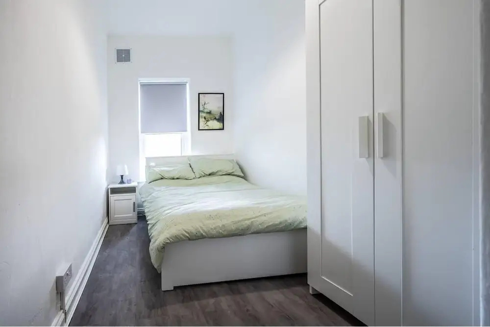 Modern Spacious 2 br House in Leigh, Free Parking