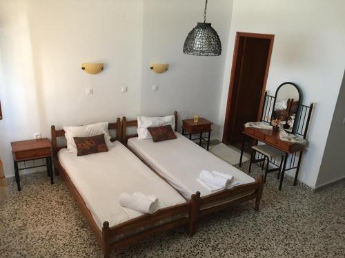 Sarris Studios 3 *