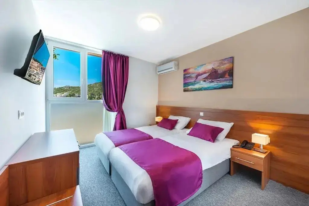 Standard Double room with balcony and with partial sea view (full double bed)