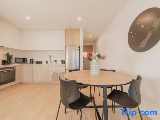Central 1BR Apartment with Kitchen & Patio