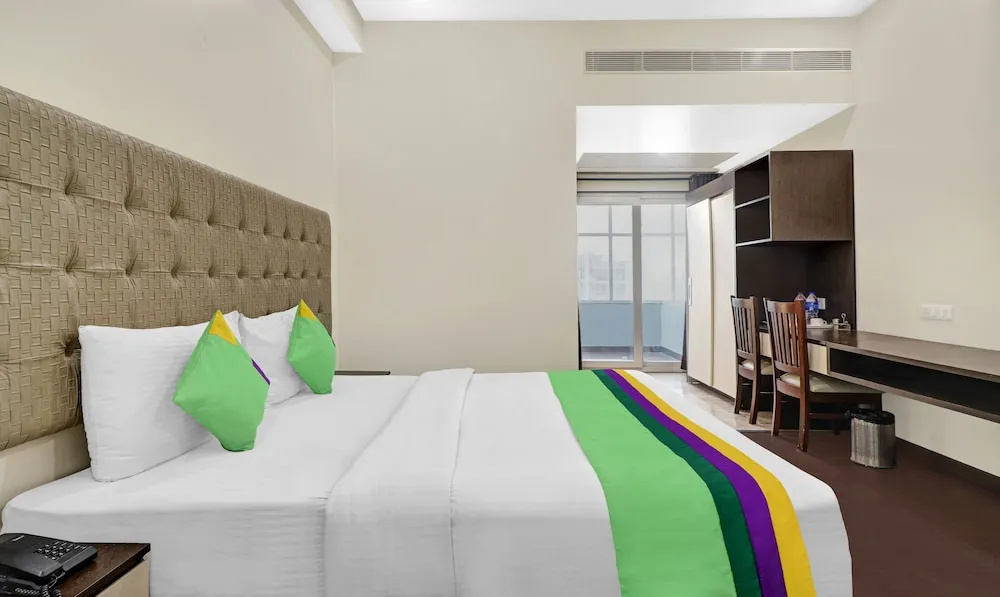 Deluxe Double room with city view (full double bed)